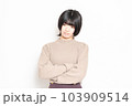 白背景の前で考え事をしている若い女性 103909514