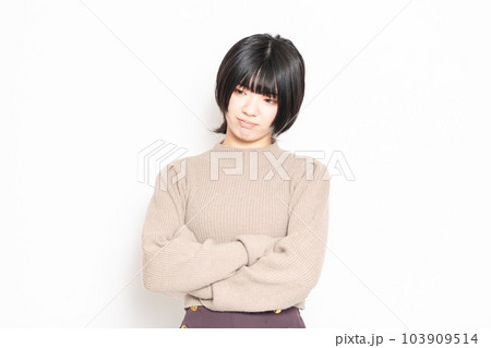 白背景の前で考え事をしている若い女性 103909514