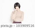 白背景の前で考え事をしている若い女性 103909516