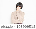白背景の前で考え事をしている若い女性 103909518