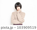 白背景の前で考え事をしている若い女性 103909519