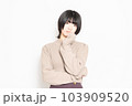 白背景の前で考え事をしている若い女性 103909520
