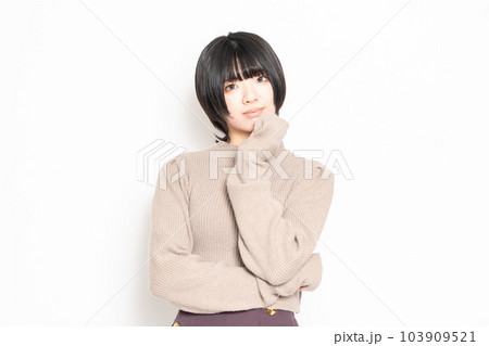 白背景の前で考え事をしている若い女性 103909521