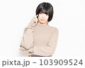 白背景の前で考え事をしている若い女性 103909524