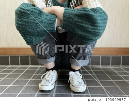 syagamu しゃがむ女性の足元の写真素材 [103909977] - PIXTA