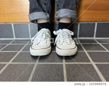 女性の足元スニーカー 女性の足元スニーカー 103909978