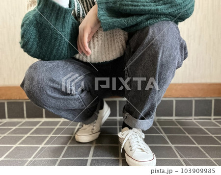 女性の足元スニーカー 女性の足元スニーカー 103909985