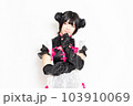 白背景の前で考え事をしているメイドさん 103910069