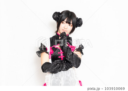 白背景の前で考え事をしているメイドさん 103910069