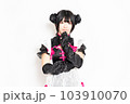 白背景の前で考え事をしているメイドさん 103910070
