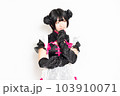 白背景の前で考え事をしているメイドさん 103910071