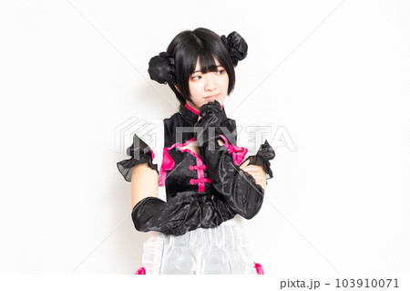 白背景の前で考え事をしているメイドさん 白背景の前で考え事をしているメイドさん 103910071