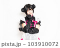 白背景の前で考え事をしているメイドさん 103910072