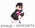 白背景の前で考え事をしているメイドさん 103910074