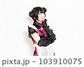 白背景の前で考え事をしているメイドさん 103910075