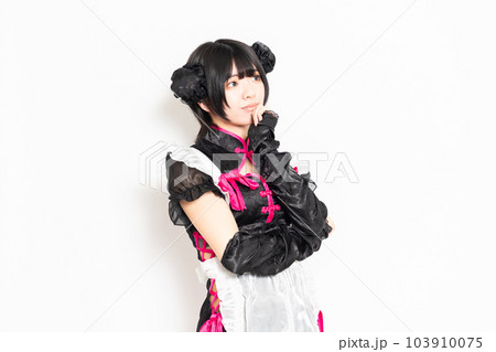 白背景の前で考え事をしているメイドさん 103910075
