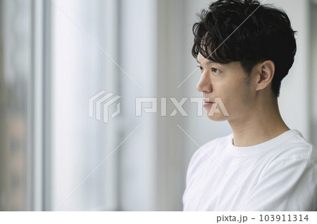 30代の男性の横顔メンズビューティーイメージ　ポートレート 103911314