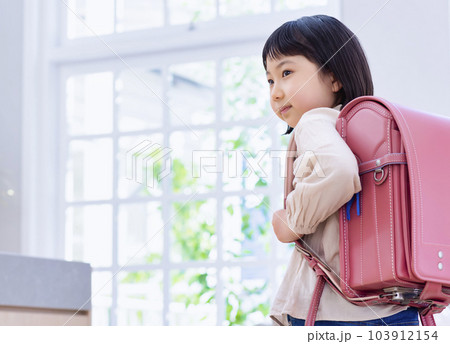 学校に行く準備ができた小学生 103912154
