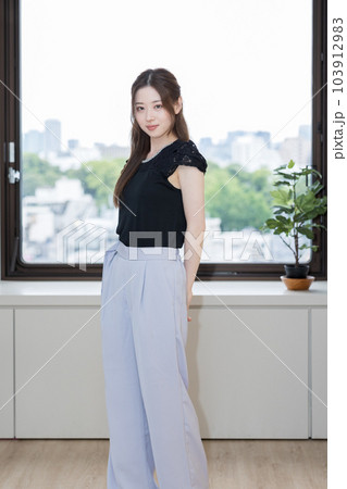 オフィスで働く美人な女性 オフィスで働く美人な女性 103912983
