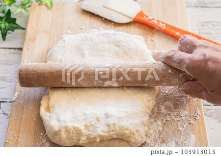 パン生地にバターを挟んで伸ばす 103913013