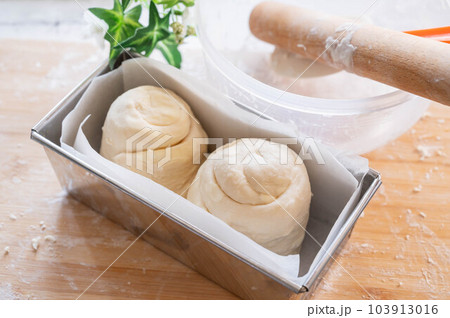 焼く前のデニッシュパン 焼く前のデニッシュパン 103913016