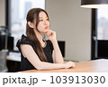 不満を顔でアピールする女性 103913030