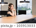 カウンター越しに微笑む女性 103913033