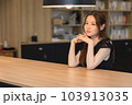 カウンター越しに見つめる女性 103913035