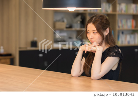 話を聞きながら考え事をしている女性 話を聞きながら考え事をしている女性 103913043