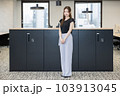 オフィス内を案内する販売職の女性 103913045