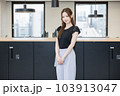 オフィス内を案内する販売職の女性 103913047