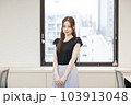 オフィス内を案内する販売職の女性 103913048