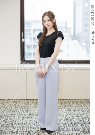 オフィス内を案内する販売職の女性 103913049
