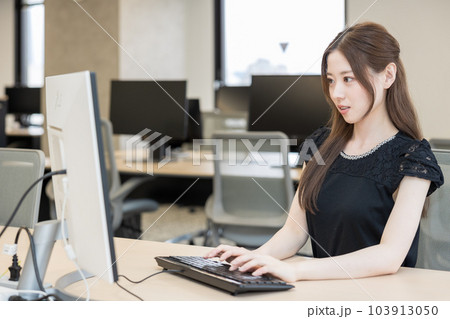 パソコンでメールを処理している女性 103913050