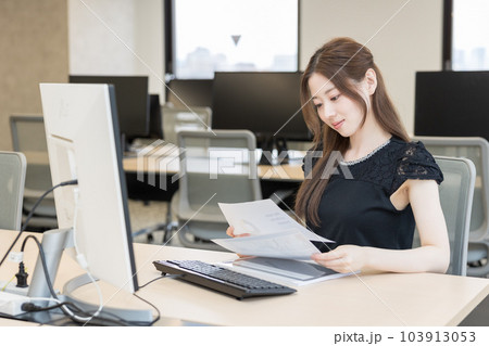 パソコンでメールを処理している女性 103913053