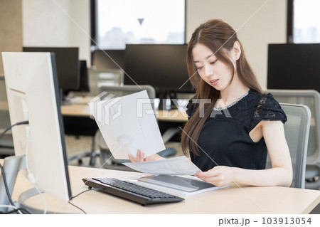 パソコンでメールを処理している女性 パソコンでメールを処理している女性 103913054