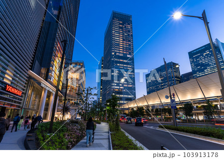 《東京都》東京駅前八重洲口・都市夜景 103913178