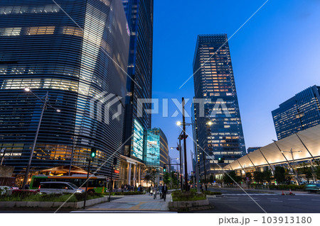 《東京都》東京駅前八重洲口・都市夜景 《東京都》東京駅前八重洲口・都市夜景 103913180