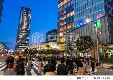 《東京都》東京駅前八重洲口・都市夜景 103913330