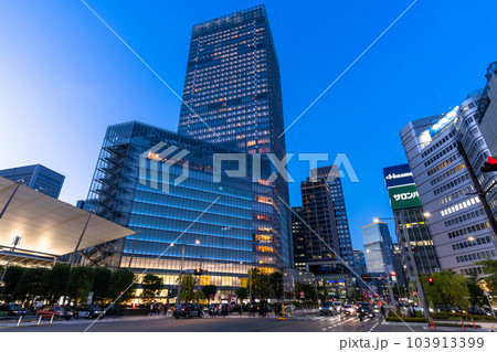 《東京都》東京駅前八重洲口・都市夜景 《東京都》東京駅前八重洲口・都市夜景 103913399