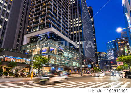 《東京都》東京駅前八重洲口・都市夜景 《東京都》東京駅前八重洲口・都市夜景 103913405
