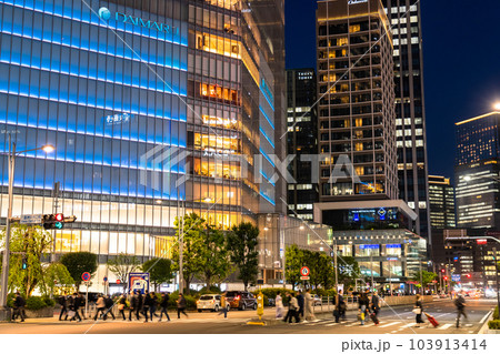 《東京都》東京駅前八重洲口・都市夜景 103913414