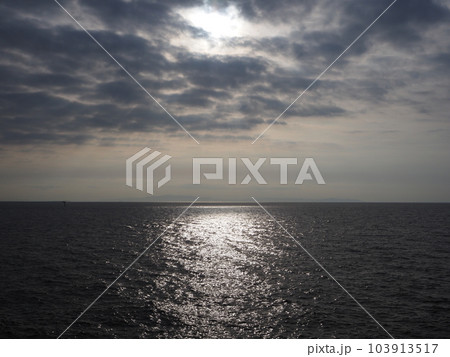 朧げな空と海 103913517