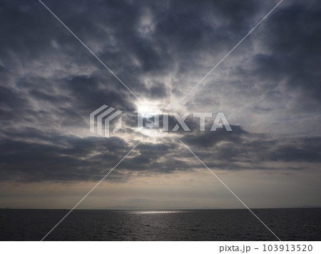 朧げな空と海 朧げな空と海 103913520
