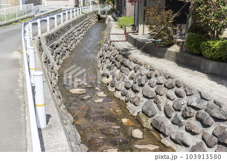 市街地の生活用水路 103913580