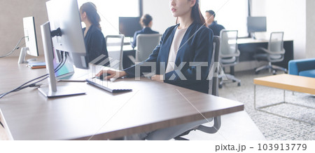 ビジネスイメージ　デスクワーク 103913779