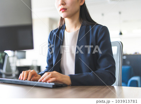 ビジネスイメージ デスクワーク ビジネスイメージ デスクワーク 103913781