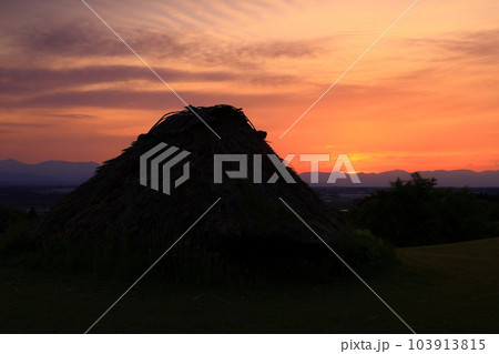 夕焼けの樺山遺跡 103913815