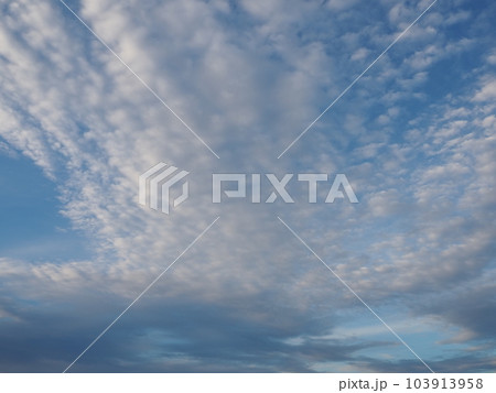 青空と千切れ雲 青空と千切れ雲 103913958