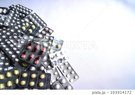 大量の医薬品（抗うつ剤・抗鬱剤・睡眠薬・眠剤・せき止め・咳止め） 103914172